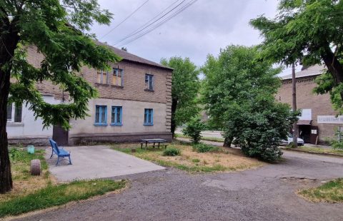 Продається не дорога двохкімнатна квартира на НКГОКе.