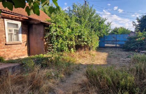 Продається частина будинку з ділянкою у центрі Кривого Рогу.