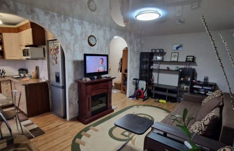 Продається затишна трикімнатна квартира з меблями.