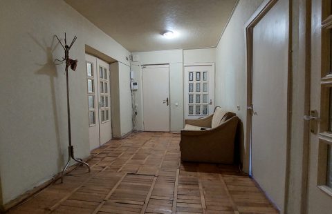 Продається чотирикімнатна квартира в Муравейнику.